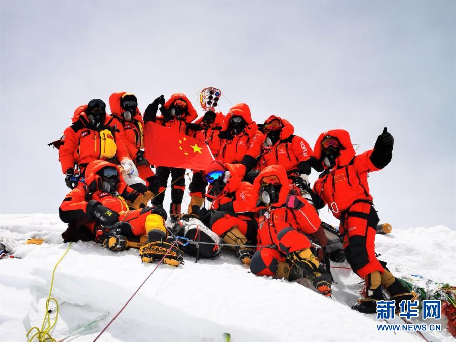 　5月27日，2020珠峰高程测量登山队队员在峰顶合影留念。新华社特约记者 扎西次仁 摄