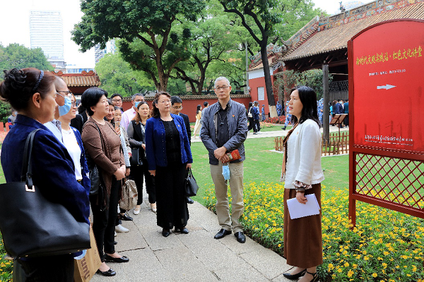 澳门十大娱乐网站平台院长讲授微党课.png